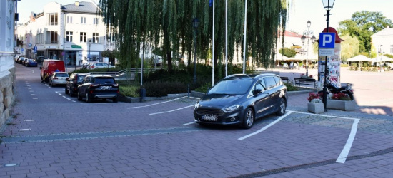 SANOK: Parking pod urzędem. Trafił się drogowy „kwiatek” (FOTO)