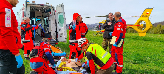 BIESZCZADY: Wyskoczył z jadącego pociągu. Nieprzytomnego mężczyznę znaleźli turyści (FOTO)