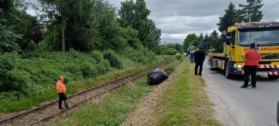 KROSNO. Zapomniał zaciągnąć hamulec ręczny. Samochód odjechał… (ZDJĘCIE)