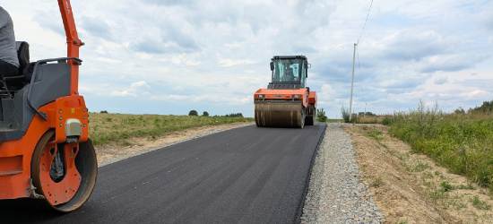 Intensywne prace na drodze Jędruszkowce – Dudyńce. Inwestycja dobiega końca (ZDJĘCIA)