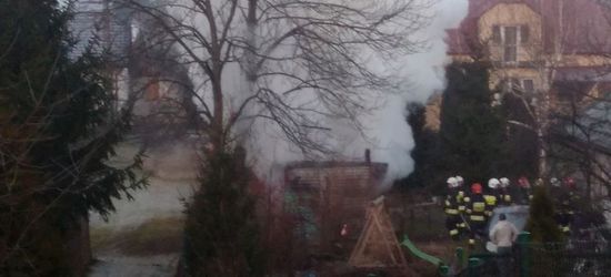 Spaliła się wiata wraz ze składowanym drewnem (ZDJĘCIA)