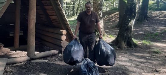 Sterty śmieci w Bieszczadach. Butelki, puszki i… zużyte pieluchy (FOTO)