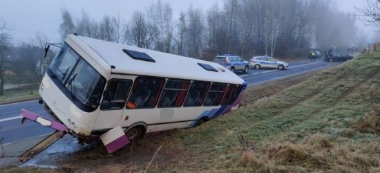 Autobus wpadł w poślizg i uderzył w auta (ZDJĘCIA)
