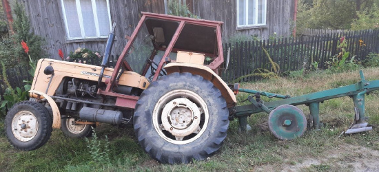 PODKARPACIE. Pijany traktorzysta wylądował w rowie. Prawie 4 promile! Jechał po piwo…