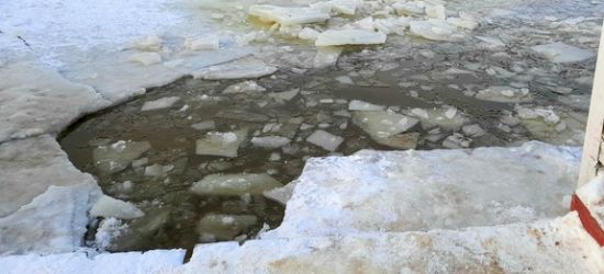 PODKARPACIE: Pod kierowcą skutera śnieżnego załamał się lód