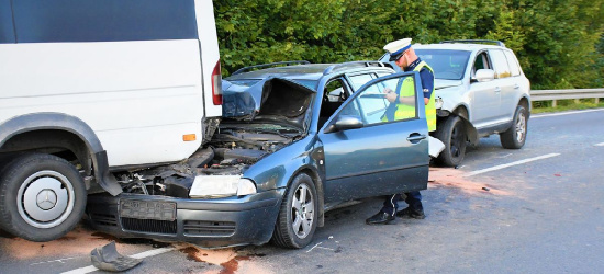 PODKARPACIE. Zderzenie dwóch samochodów osobowych i busa