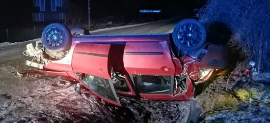 REGION: Stracił panowanie nad pojazdem, zjechał do rowu (FOTO)