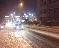 Kilkuminutowa, śnieżna nawałnica. Ślisko na drogach (ZDJĘCIA)