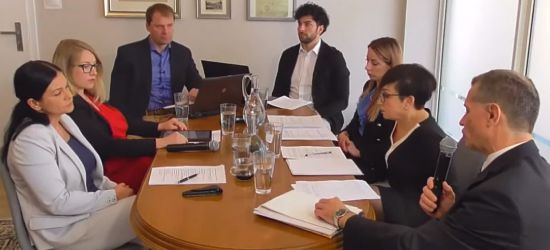 Komisja śledcza bada sprawę segregacji sanitarnej (VIDEO)