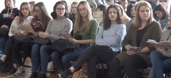 Zamiast towaru cegła. Spotkania profilaktyczne w szkołach średnich (VIDEO)