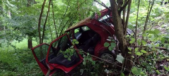 Uderzyła w samochód ciężarowy i zjechała ze skarpy (FOTO)