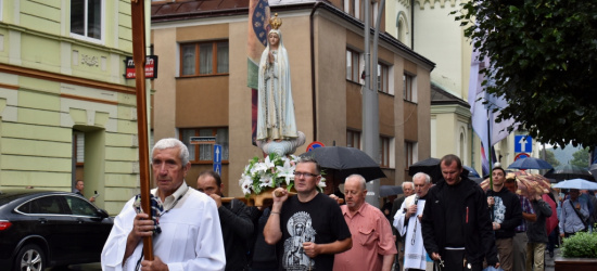 SANOK: „Wynagradzając Niepokalanemu Sercu Maryi”. Męski różaniec na ulicach miasta (VIDEO, ZDJĘCIA)