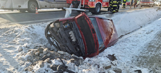 Zderzenie czołowe volkswagena z dacią. Jedna osoba w szpitalu! (ZDJĘCIA)