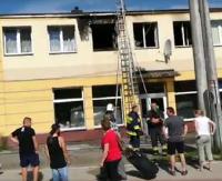 GMINA KOMAŃCZA: Pożar budynku wielorodzinnego w Rzepedzi (FILM)