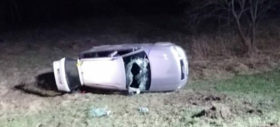 20-letnia kierująca zahaczyła o lusterko podczas wyprzedzania. Dachowanie (FOTO)
