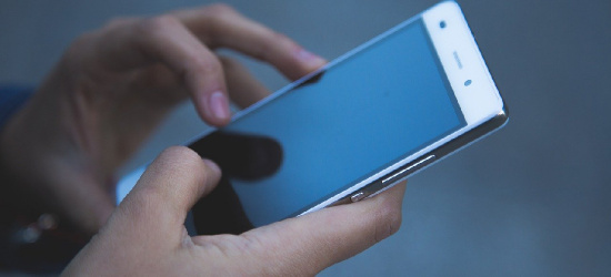 Policjanci promują kampanię „Fałszywy telefon – zagrożone oszczędności” (ZDJĘCIA)