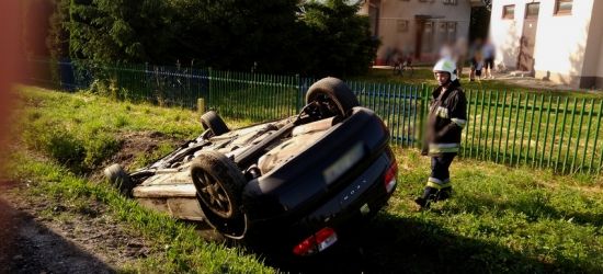Dachowanie w rowie przy stadionie sportowym (FOTO)