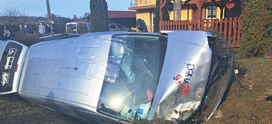 Wypadek busa w Niebocku. Dwie osoby trafiły do szpitala [ZDJĘCIA]