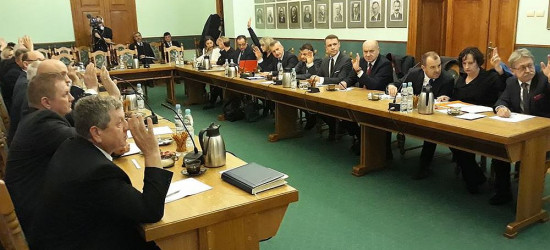SESJA W POWIECIE: Radni zdecydują o wyborze starosty (TRANSMISJA)