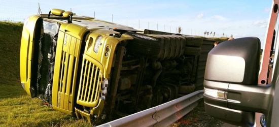 Wypadek na A4. Pijany kierowca tira przewrócił pojazd