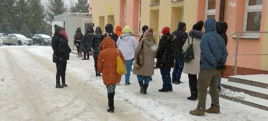 SANOK. Kolejki przed punktem testowania w szpitalu. „Coraz więcej ludzi. Dzieci marzną” (ZDJĘCIA)