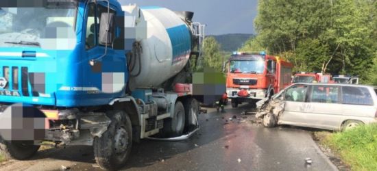 Wpadł w poślizg i uderzył w ciężarówkę (FOTO)