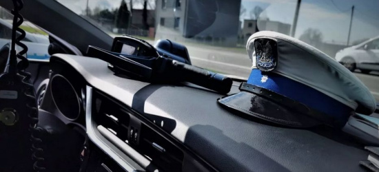 Niezabezpieczone płyty chodnikowe spadały na jezdnię