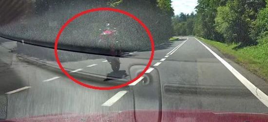Szalony rajd motocyklisty na serpentynach! (ZDJĘCIE KIEROWCY)