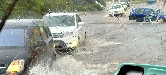 Potężna ulewa w Zagórzu. Woda paraliżuje ruch na drodze (FOTO)