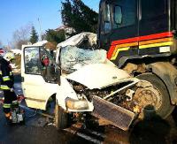 AKTUALIZACJA / TRAGEDIA W BIRCZY: Zderzenie tira z busem. Nie żyją dwie osoby (ZDJĘCIA)