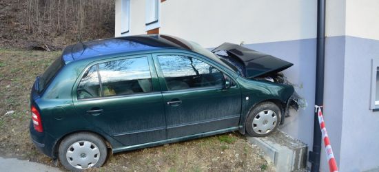 Z impetem wjechała w dom. Niestety kobieta zmarła (ZDJĘCIA)