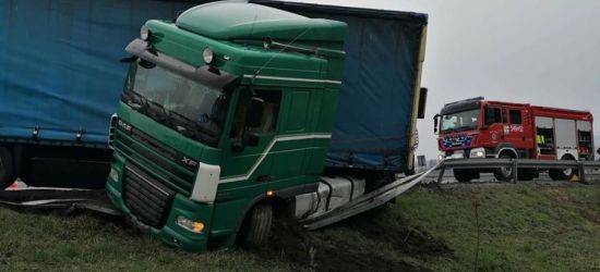 AKTUALIZACJA: Tir wypadł z drogi i wpadł do rowu (ZDJĘCIA)