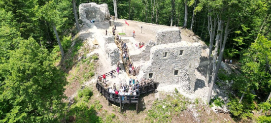 Ponad 15 tysięcy odwiedzin w miesiąc! Ruiny Zamku Sobień przyciągają turystów [VIDEO, ZDJĘCIA]
