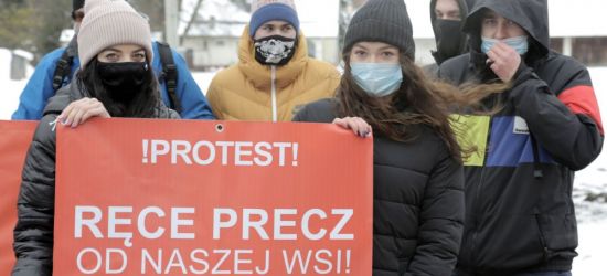 TRWAJĄ PROTESTY: Mieszkańcy wsi nie chcą do miasta  (VIDEO)