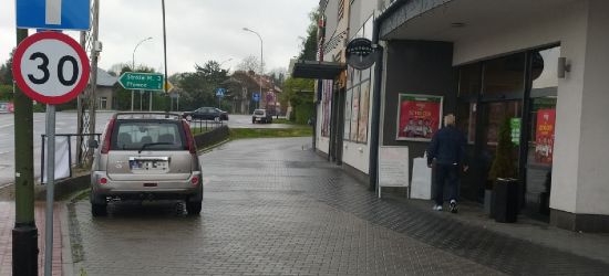 PARKOWANIE: „Jakby mogli, to by do sklepu wjechali” (FOTO)