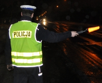KRONIKA POLICYJNA: 26-latka wypadła z okna, konopie w doniczce na parapecie i skradzione 100 litrów oleju napędowego