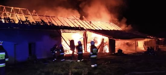 REGION: Potężny pożar. 8 godzin walki strażaków z żywiołem (ZDJĘCIA)