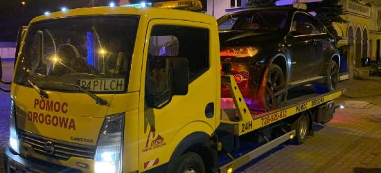 SANOK: Stłuczka w centrum. Osobówka wjechała w ogrodzenie Placu Harcerskiego (ZDJĘCIA)