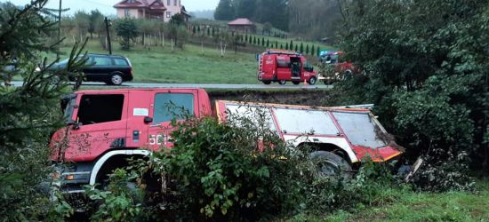 Wóz strażacki wypadł z drogi! Trzy osoby ranne (FOTO)