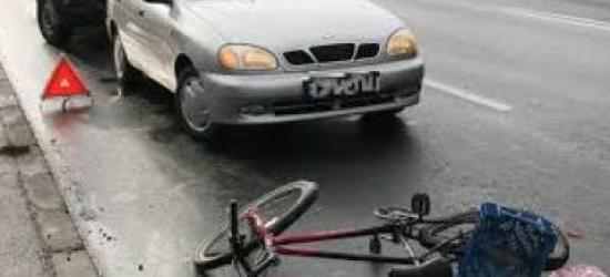 Rowerzysta wjechał w samochód. Z urazem ręki trafił do szpitala