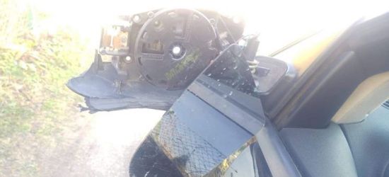 PISAROWCE: Zniszczone lusterko w audi. Sprawca odjechał (FOTO)