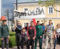 Barwna parada niepodległości przeszła ulicami Sanoka. Młodzi demonstrowali swój patriotyzm i dbałość o tradycję (ZDJĘCIA)