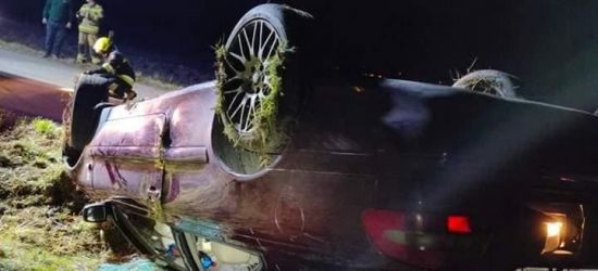 Dachowanie osobówki w Besku. Przed pojazd wbiegła sarna (FOTO)