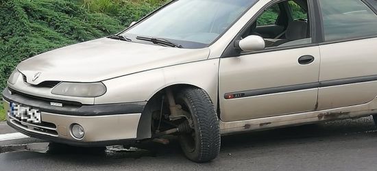 SANOK. Urwane koło w osobówce. Uważajcie na ul. Lipińskiego (ZDJĘCIA)
