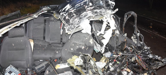Śmiertelny wypadek. Czołówka audi z tirem. Nie żyje 21-letni kierowca (ZDJĘCIA)