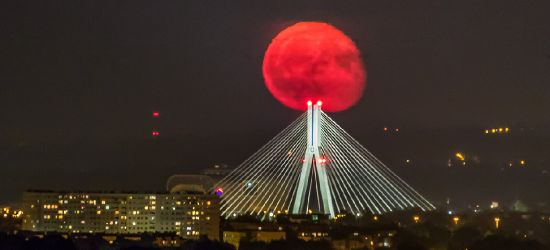 Efektowne zdjęcia wschodzącego księżyca! (FOTO)