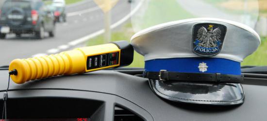 Policjanci sprawdzają stan autobusów i trzeźwość kierowców