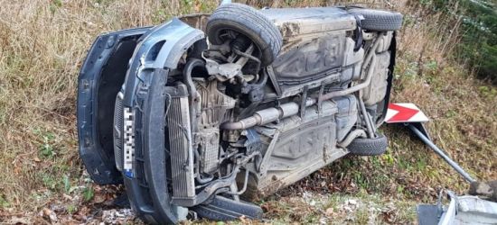 Samochód wypadł z drogi na serpentynach. Kierowca pijany (FOTO)