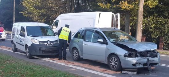 Niebezpieczna kolizja trzech pojazdów przed pasami (FOTO)