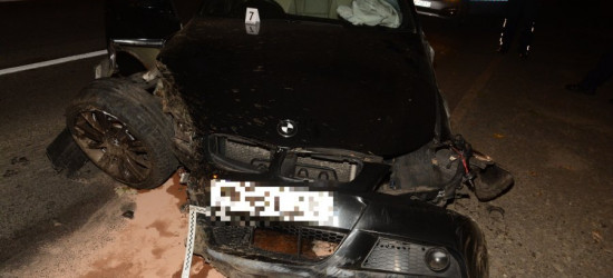 Zahaczył o krawężnik. Uderzył w chryslera i drzewo (FOTO)